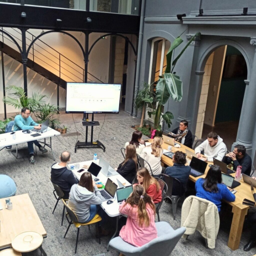 Atelier de travail avec des exercices permettant d'exploiter les outils d'intelligence artificielle animé par Gwendal Cosson.